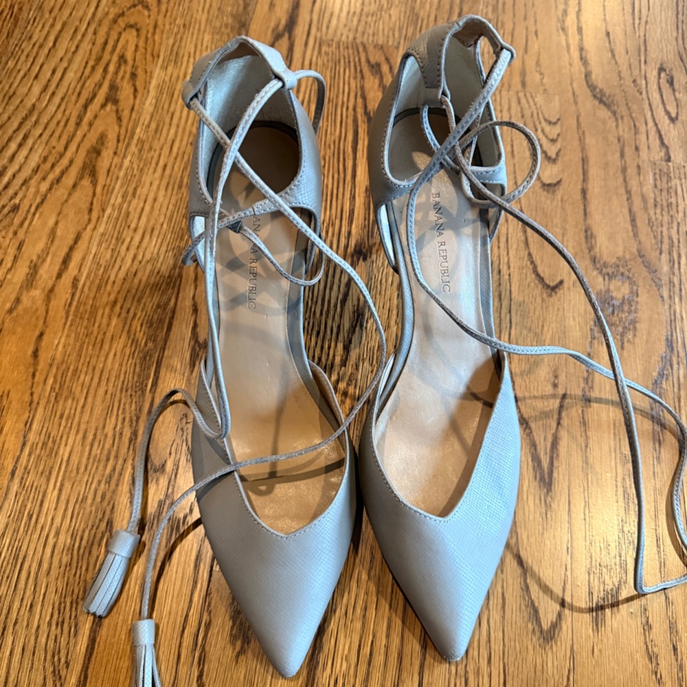 Banana Republic Gray Pointed Toe Lace-Up Women heels size 8